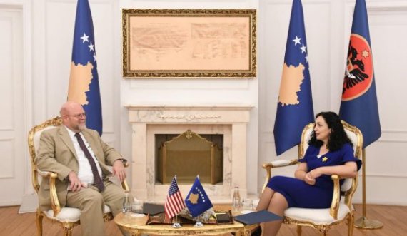 Osmani takon ambasadorin amerikan Hovenier