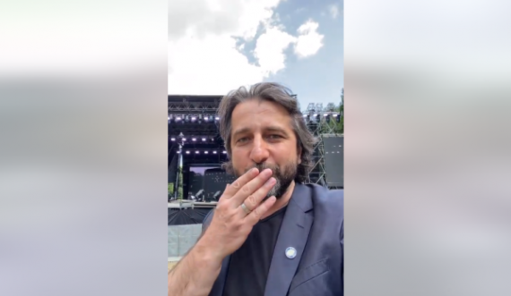 Përparim Rama u dërgon puthje qytetarëve pak para performancës së Dua Lipës