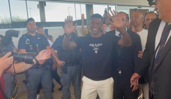 Qindra tifozë të Romës e presin arritjen e Wijnaldum në aeroport