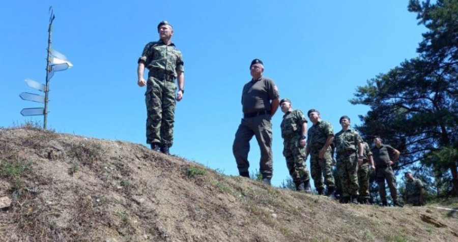 Pas ngjarjeve në Veri, njeriu i dytë i ushtrisë serbe viziton forcat e stacionuara në afërsi të Kosovës