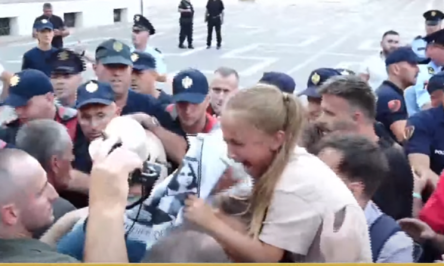 Tensione në protestë, qytetarët përplasen me policinë: Hiqni kapelet, bashkohuni me ne
