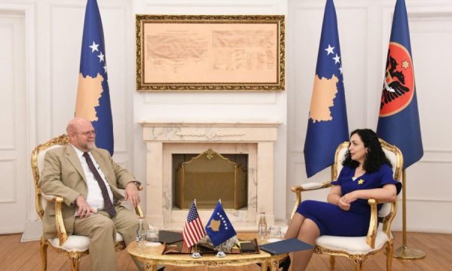 Osmani takon ambasadorin amerikan Hovenier