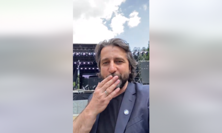 Përparim Rama u dërgon puthje qytetarëve pak para performancës së Dua Lipës