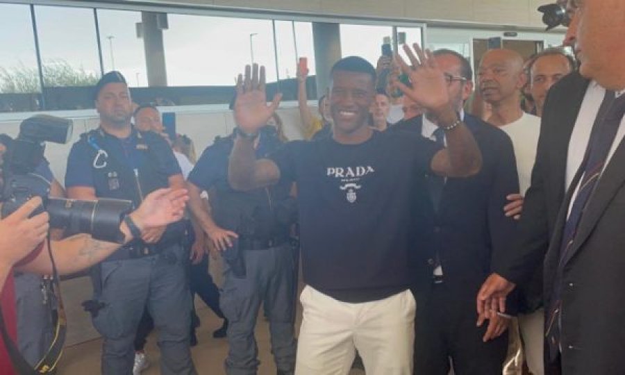 Qindra tifozë të Romës e presin arritjen e Wijnaldum në aeroport