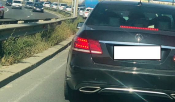 Kolona të gjata në rrugën Prishtinë-Sllatinë
