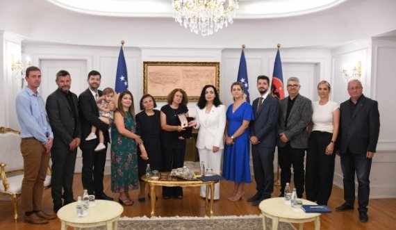 Osmani e dekoron gazetarin e ndjerë Sulejman Gashi me medaljen Presidenciale të Meritave