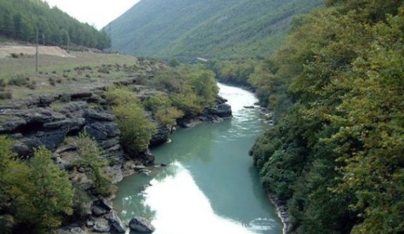 Gjendet një trup i dekompozuar në lumin Seman