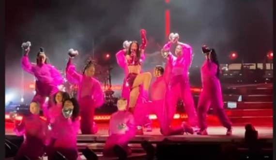 Veshja speciale e Dua Lipës në ‘Sunny Hill Festival’, artistja si një ‘barbie’ moderne