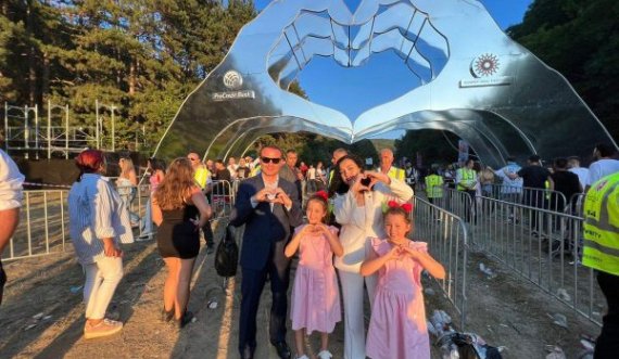 Presidentja Osmani shkon së bashku me familjen në festivalin Sunny Hill