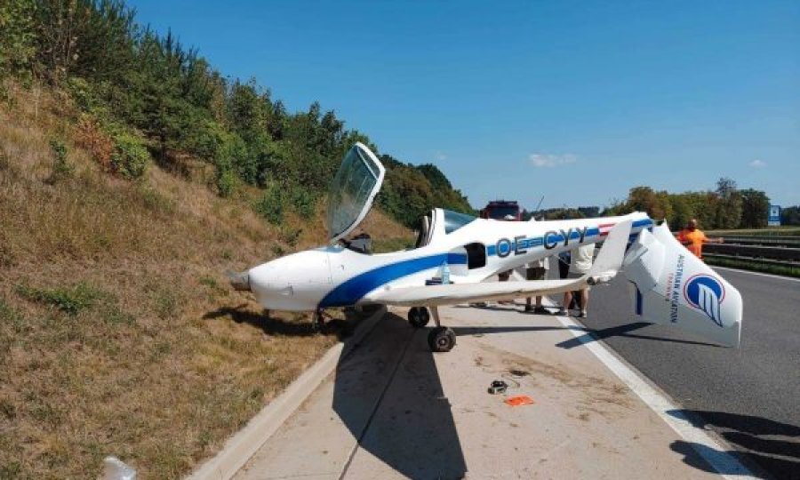 Aeroplani bën ulje emergjente në një autostradë