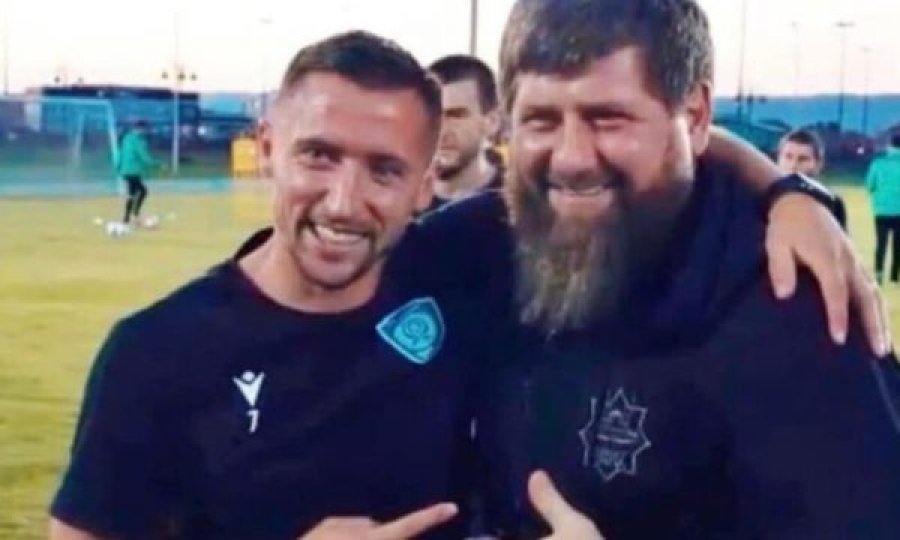 E turpshme: Futbollisti i Kosovës publikon foto me liderin e Çeçenisë – prej tij merrte vetura dhe ia dedikonte golat
