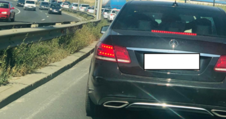 Kolona të gjata në rrugën Prishtinë-Sllatinë