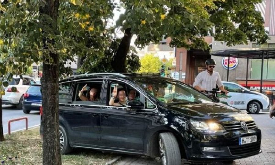 Mërgimtarët futen me veturë në trotuar e hapësirë të gjelbër – i bëjnë gjeste qytetarit që i fotografoi