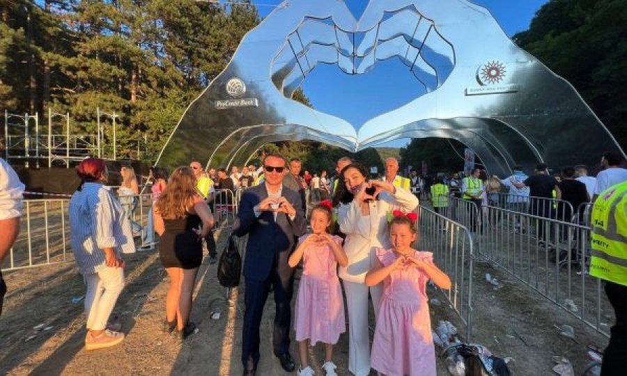 Presidentja Osmani shkon së bashku me familjen në festivalin Sunny Hill