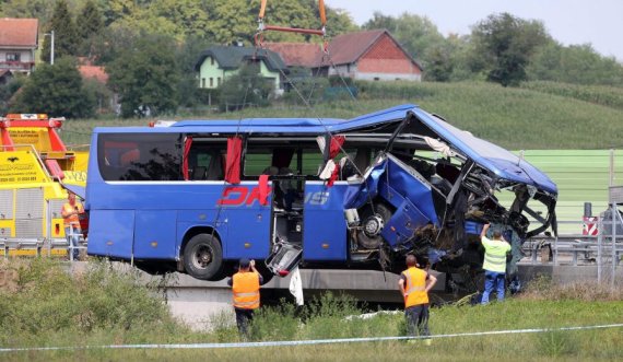 Mediat kroate publikojnë pamje nga tërheqja e autobusit, pjesa e përparme e tij krejtësisht e shtypur