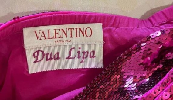 Dua Lipa u vesh nga Valentino, emri i saj u qëndis në rroba