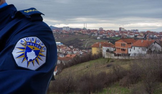 Përleshje e kanosje me vrasje në Prishtinë: 52-vjeçari shkon i armatosur në oborrin e fqinjit, ai e sulmon