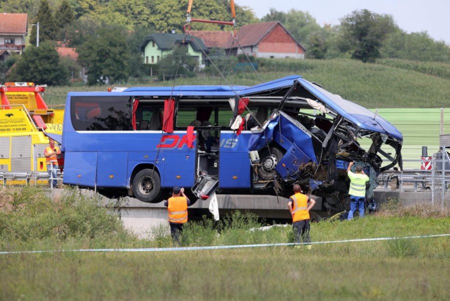 Mediat kroate publikojnë pamje nga tërheqja e autobusit, pjesa e përparme e tij krejtësisht e shtypur