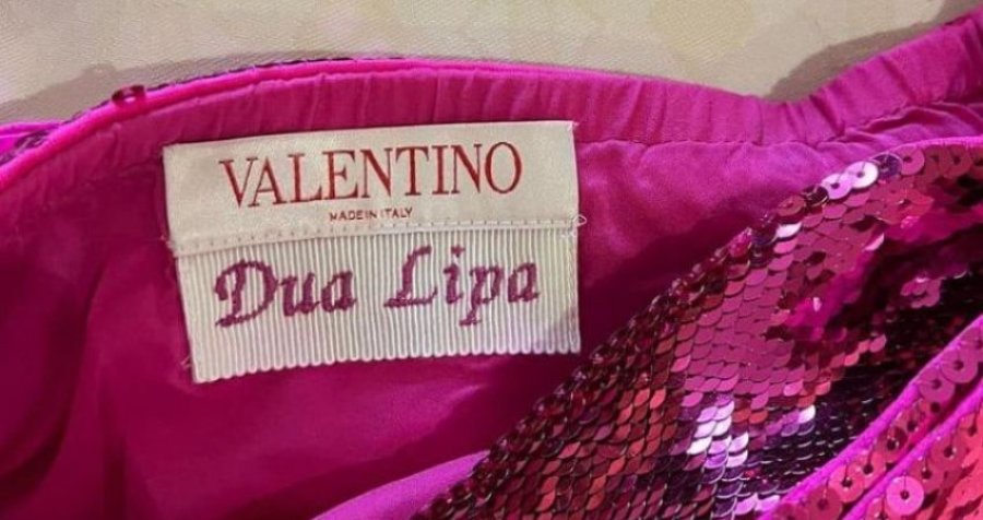 Dua Lipa u vesh nga Valentino, emri i saj u qëndis në rroba