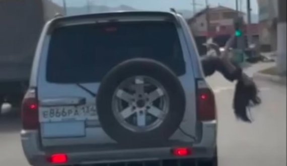 Po kërcente në dritaren e veturës, gruaja bie me kokë në asfalt