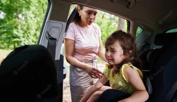 A ju qan fëmija gjatë udhëtimit me veturë?