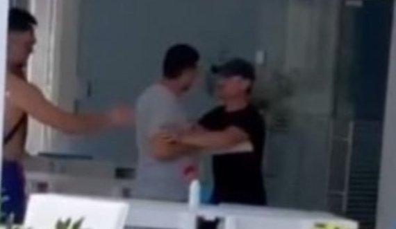 Pronari i restorantit në Shqipëri ndjek me thikë në dorë klientin në rrugë (Video)