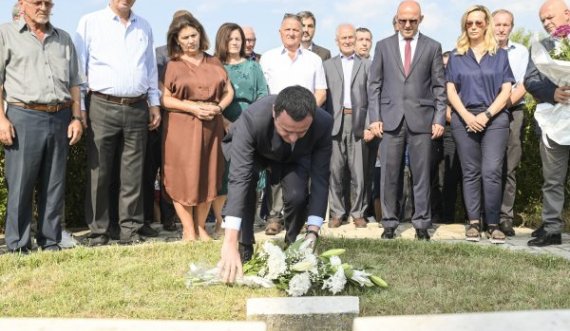 Kurti bën homazhe te lapidari i dëshmorëve të familjes Lleshi nga Gjakova