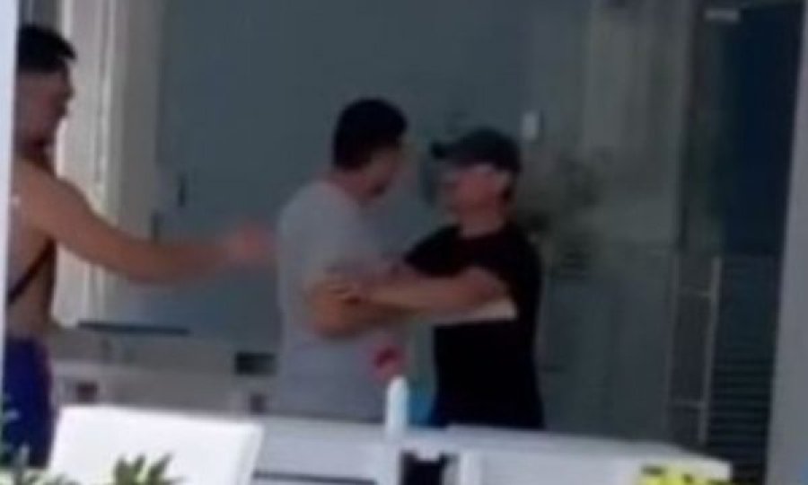 Pronari i restorantit në Shqipëri ndjek me thikë në dorë klientin në rrugë (Video)