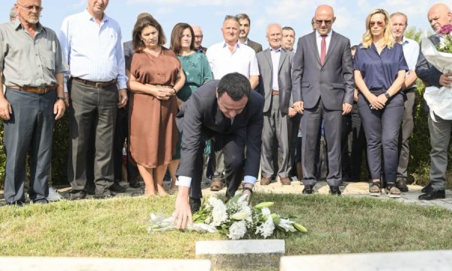 Kurti bën homazhe te lapidari i dëshmorëve të familjes Lleshi nga Gjakova