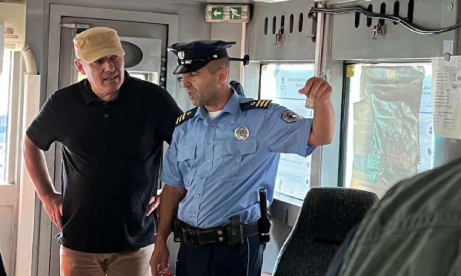 Sveçla në Veri, i viziton policët dhe ua jep një porosi