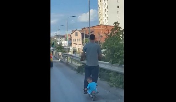 Prishtinë: Burri e vendos fëmijën prapa në trotinet elektrik