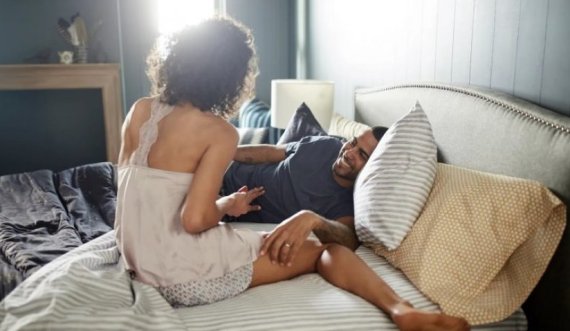 Si ta eksitoni një grua në dhomën e gjumit pa e prekur fare: Një eksperte pohon – do ta bëni të çmendet