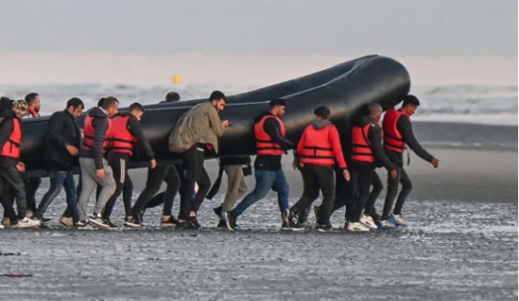 Deputetët anglezë: Shqiptarët që kalojnë me gomone çojini në Ruanda