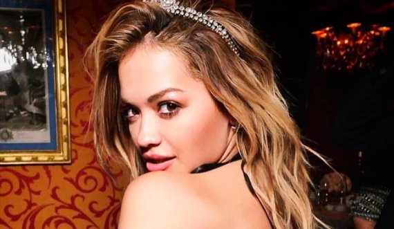 Rita Ora ngatërron mollën me pjeshkën