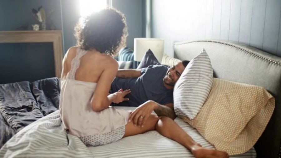 Si ta eksitoni një grua në dhomën e gjumit pa e prekur fare: Një eksperte pohon – do ta bëni të çmendet