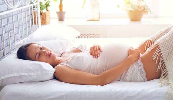 A është e rrezikshme të flesh në shpinë gjatë shtatzënisë?