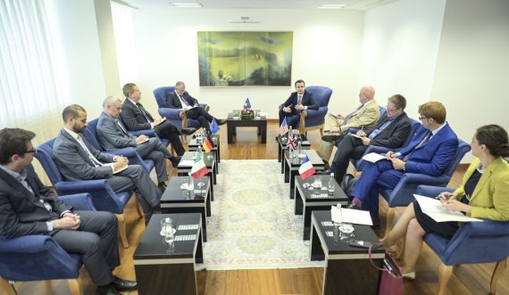 Pak para takimit me Vuçiqin, ambasadorët e Quint-it dhe shefi i BE-së i shkojnë në zyre Kurtit