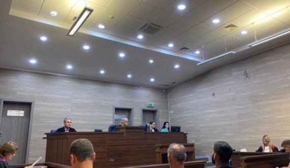 I akuzuari për vrasjen e fqinjit thotë se qëllimin e kishte ta frikësonte të ndjerin duke shtënë me armë në ajër
