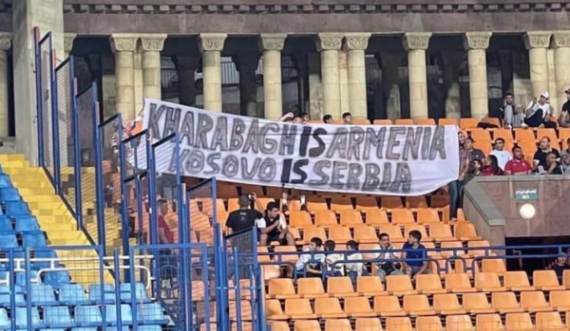 Tifozët armenë shpalosin parullën “Kosova është Serbi”