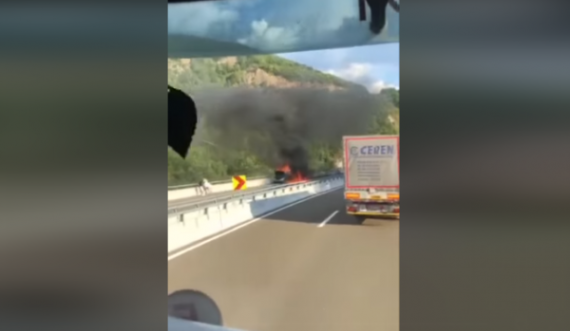 Vetura përfshihet nga zjarri në autostradën Arbën Xhaferi, policia jep detaje