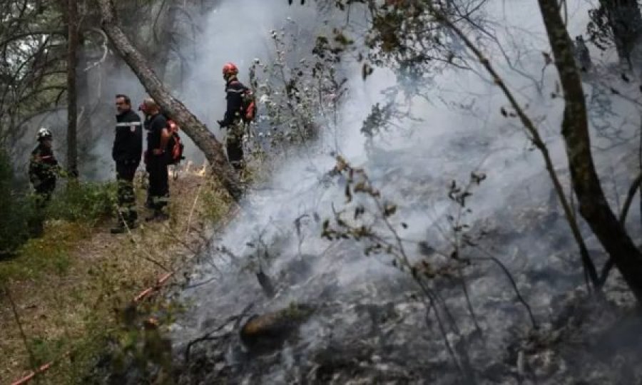 Mbi 3 mijë të evakuuar në jug të Francës për shkak të zjarrit