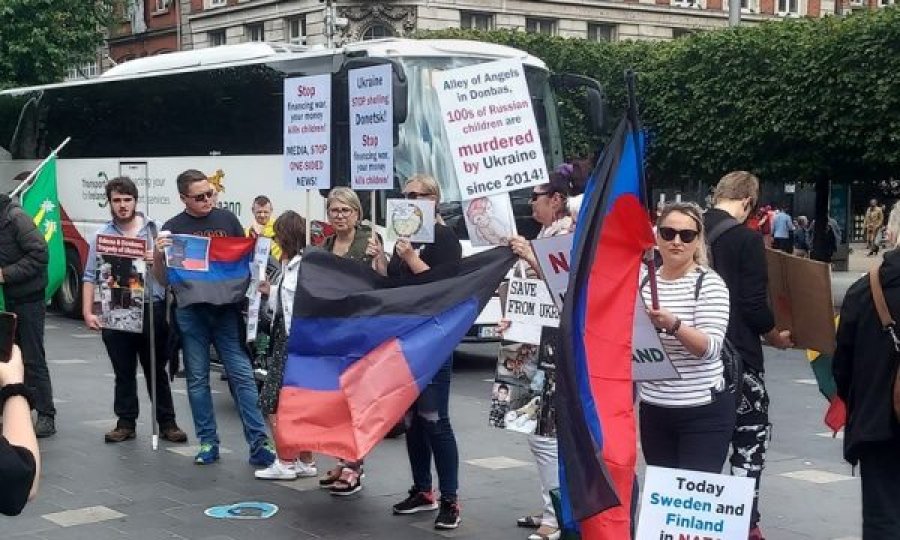 Serbët dhe rusët protestojnë kundër anëtarësimit të Irlandës në NATO