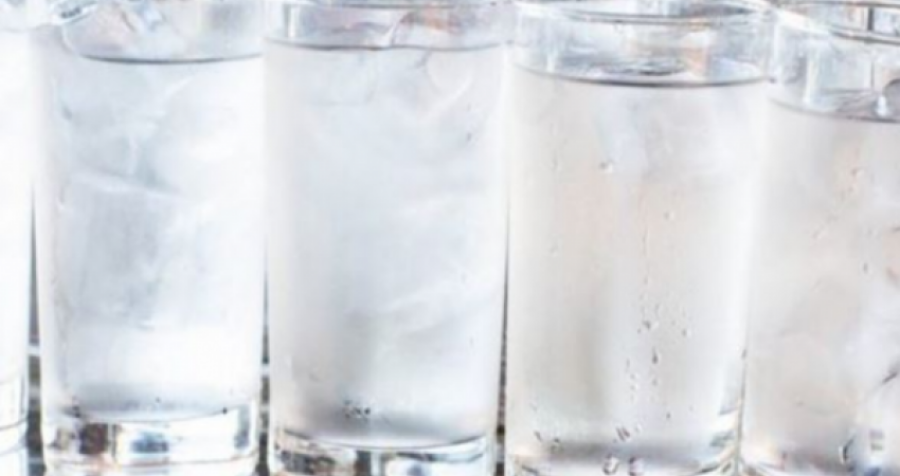 Çfarë rrezikojmë nëse pimë ujë të ftohtë menjëherë pas ngrënies