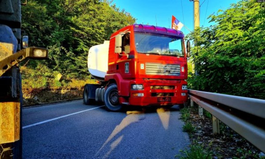 Të kujt janë kamionët që e barrikaduan Veriun