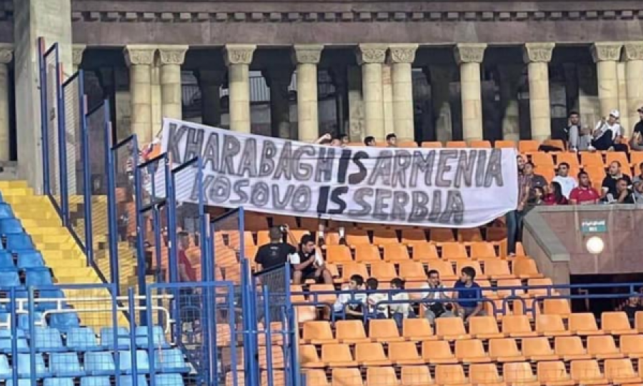 Tifozët armenë shpalosin parullën “Kosova është Serbi”