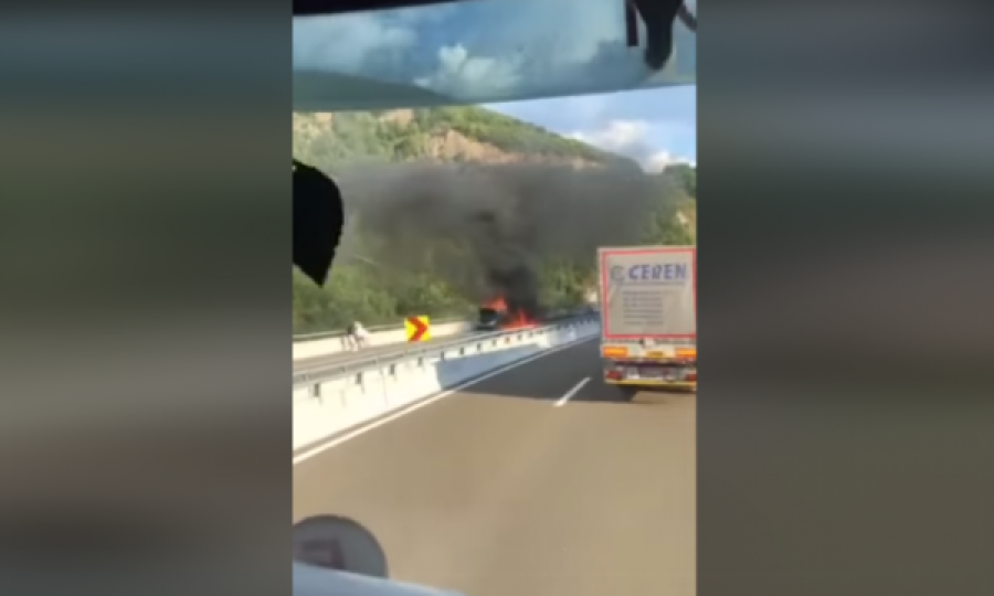 Vetura përfshihet nga zjarri në autostradën Arbën Xhaferi, policia jep detaje