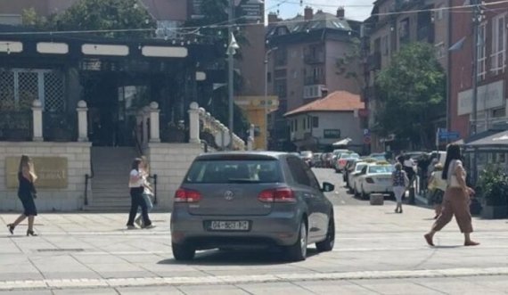Si në bahçe të babës: 04-shi futet me veturë në mes të sheshit në Prishtinë