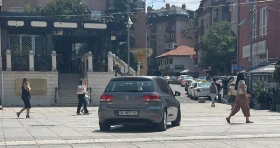 Si në bahçe të babës: 04-shi futet me veturë në mes të sheshit në Prishtinë