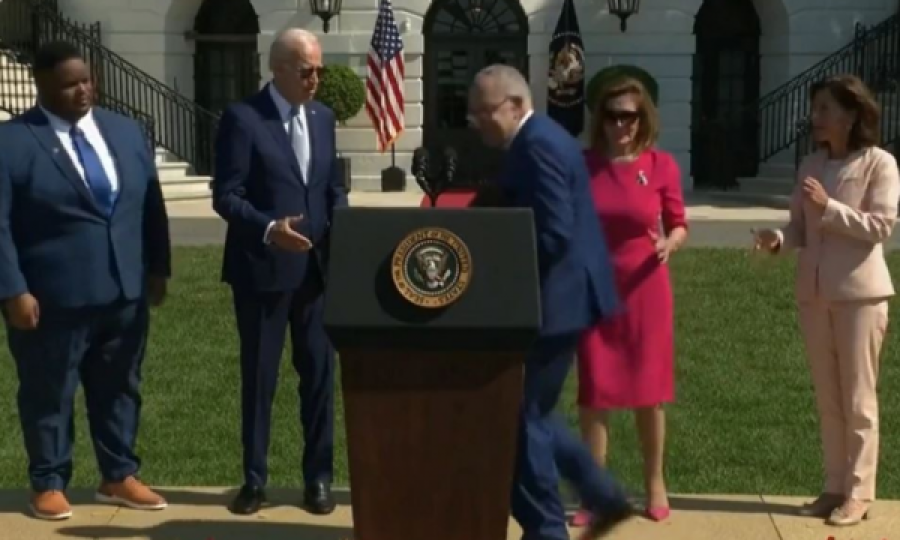 Biden e bën sërish, harron se i dha dorën senatorit