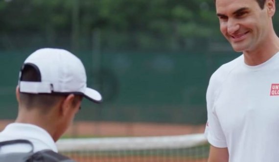 Federer e mban premtimin e para pesë vjetëve, ia realizon ëndrrën talentit të tenisit